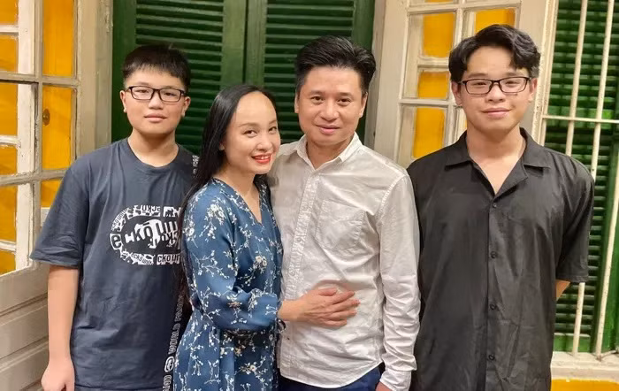 Vợ chồng NSƯT Thu Huyền và NSƯT Tấn Minh cùng 2 cậu con trai.