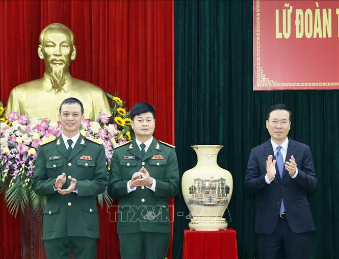 Chủ tịch nước Võ Văn Thưởng tặng quà lưu niệm cho Lữ đoàn K3. (Ảnh: Thống Nhất/TTXVN) Chủ tịch nước Võ Văn Thưởng tặng quà lưu niệm cho Lữ đoàn K3. (Ảnh: Thống Nhất/TTXVN)