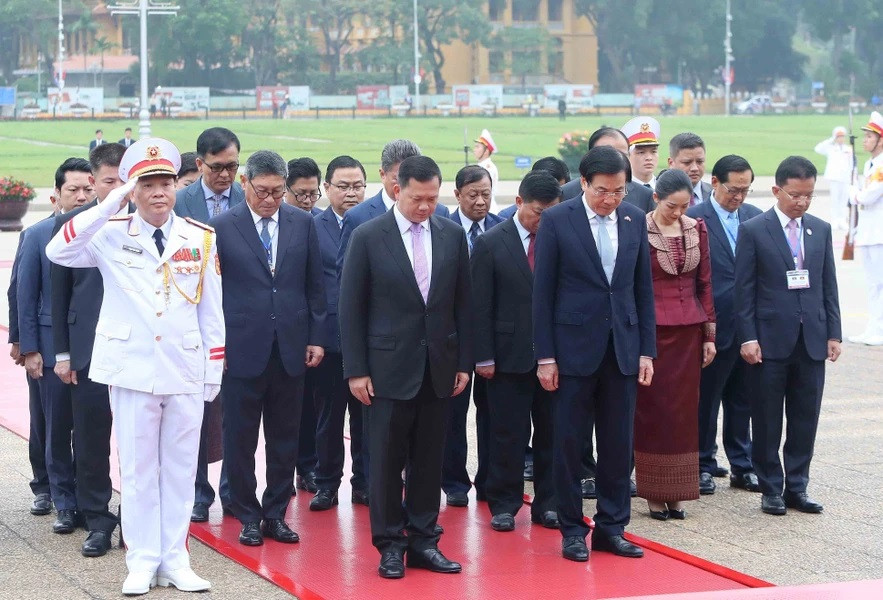 Thủ tướng Campuchia Samdech Moha Bovor Thipadei Hun Manet cùng các thành viên trong đoàn thành kính tưởng nhớ Chủ tịch Hồ Chí Minh. (Ảnh: An Đăng/ TTXVN) Thủ tướng Campuchia Samdech Moha Bovor Thipadei Hun Manet cùng các thành viên trong đoàn thành kính tưởng nhớ Chủ tịch Hồ Chí Minh. (Ảnh: An Đăng/ TTXVN)