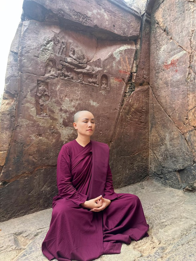 Nữ diễn viên Hoàng Yến bất ngờ xuống tóc xuất gia. Nữ diễn viên Hoàng Yến bất ngờ xuống tóc xuất gia.