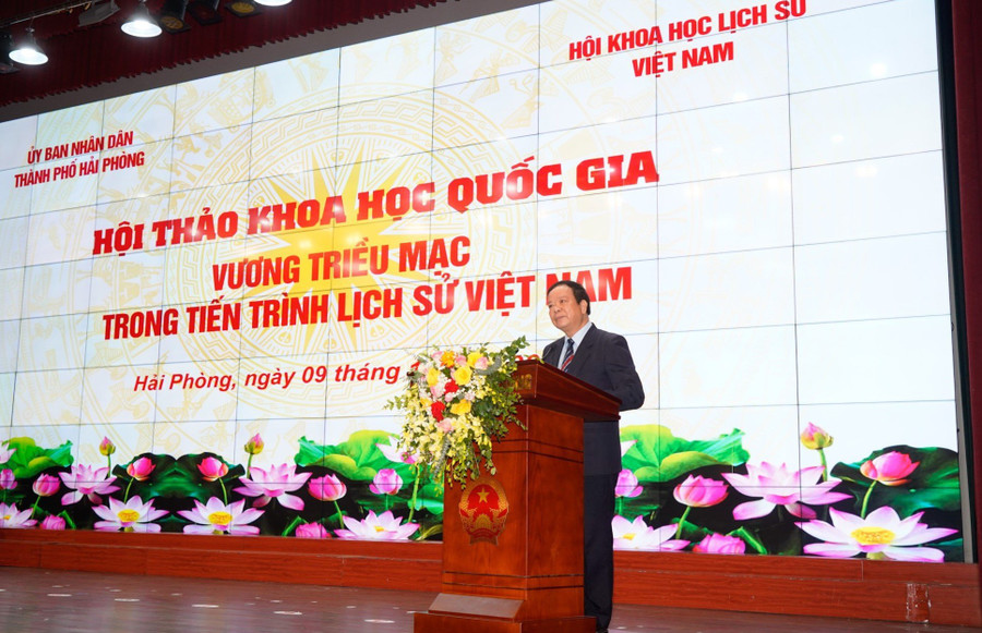 GS-TS Nguyễn Văn Kim đưa ra những cứ liệu cho thấy gốm sứ thời Mạc được xuất khẩu tới các nước trong khu vực. GS-TS Nguyễn Văn Kim đưa ra những cứ liệu cho thấy gốm sứ thời Mạc được xuất khẩu tới các nước trong khu vực.