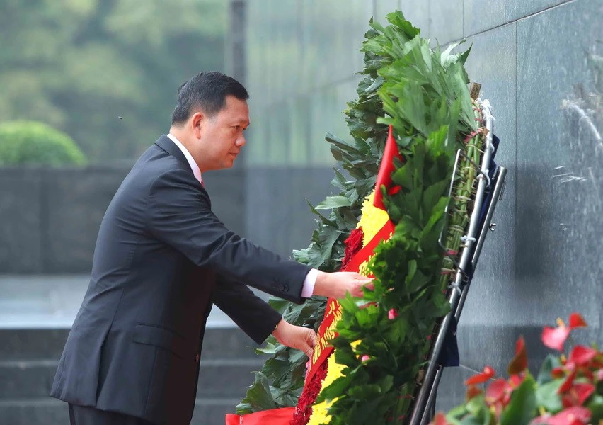Thủ tướng Campuchia Samdech Moha Bovor Thipadei Hun Manet đặt vòng hoa viếng Chủ tịch Hồ Chí Minh. (Ảnh: An Đăng/ TTXVN) Thủ tướng Campuchia Samdech Moha Bovor Thipadei Hun Manet đặt vòng hoa viếng Chủ tịch Hồ Chí Minh. (Ảnh: An Đăng/ TTXVN)