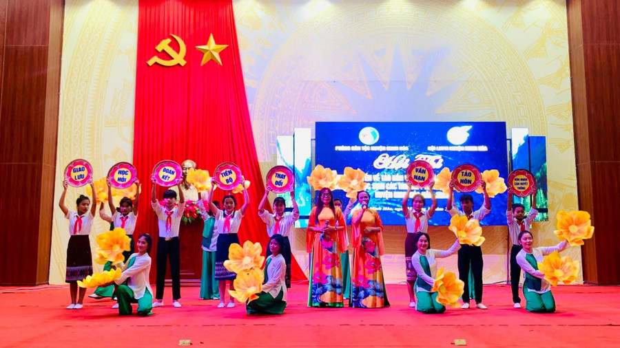 Màn chào hỏi của đơn vị Trường Dân tộc Nội trú huyện. Màn chào hỏi của đơn vị Trường Dân tộc Nội trú huyện.