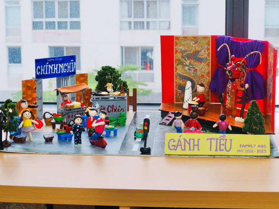 Tác phẩm khắc hoạ đa dạng các nét đặc trưng của người Hoa từ mưu sinh đời thường đến hết mình vì văn nghệ, đem đến những giá trị tinh thần trân quý.