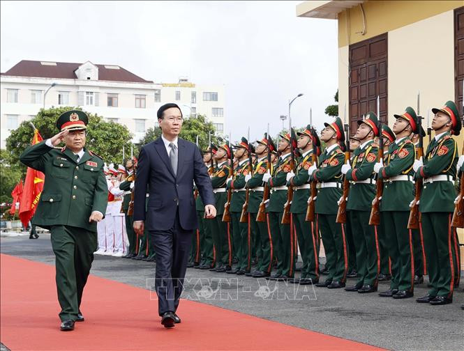 Chủ tịch nước - Võ Văn Thưởng duyệt đội danh dự.