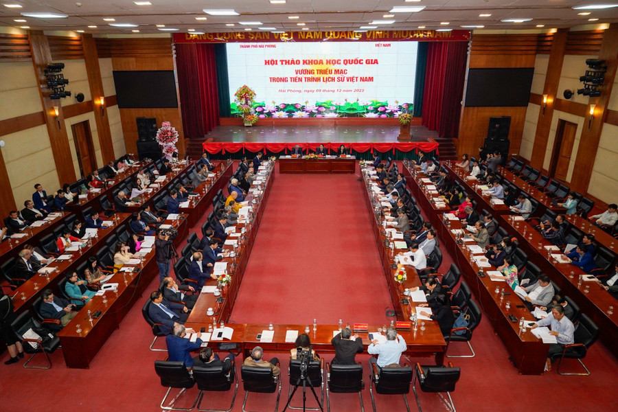 Hội thảo có sự tham dự của nhiều đại biểu, nhà sử học trên khắp cả nước. Hội thảo có sự tham dự của nhiều đại biểu, nhà sử học trên khắp cả nước.