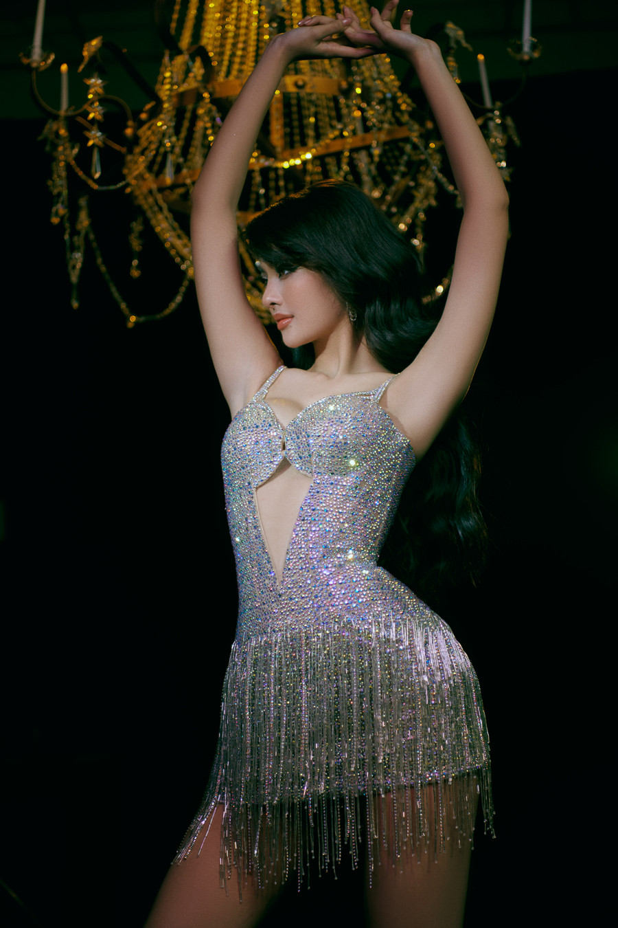 LONA khoe vũ đạo uyển chuyển cùng nhiều layout gợi cảm.