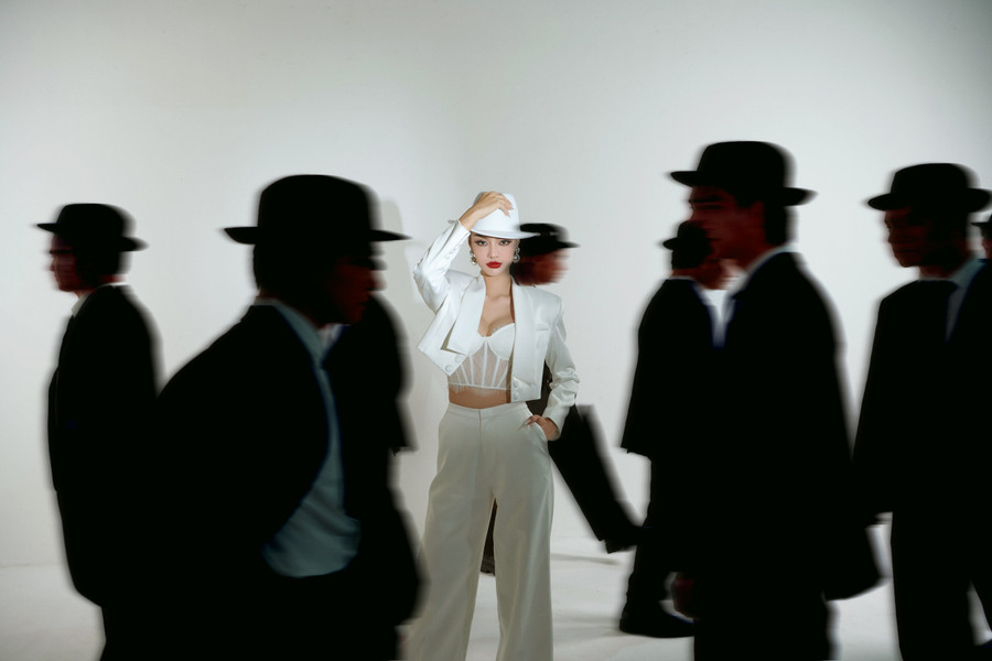 Lần đầu tiên LONA thử sức với nhiều thể loại nhảy mới trong MV Vì Yêu Anh.