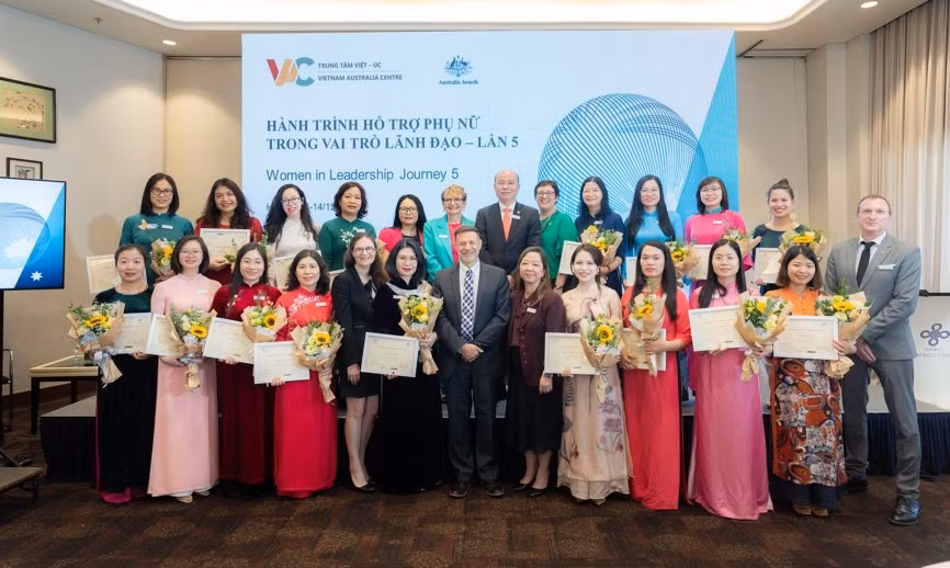 “Hành trình hỗ trợ phụ nữ trong vai trò lãnh đạo – lần 5” do Đại học Curtin giảng dạy, phối hợp với Trung tâm Nghiên cứu Giới và Lãnh đạo nữ (GeLEAD) thuộc Học viện chính trị quốc gia Hồ Chí Minh.