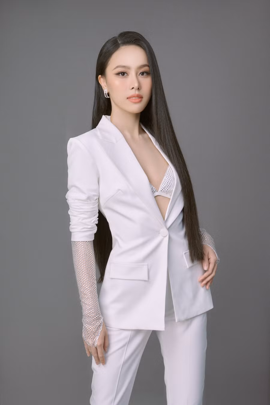 Ngọc Hằng thể hiện trình ngoại ngữ, đối đầu với dàn đối thủ tại Miss Intercontinental 2023.