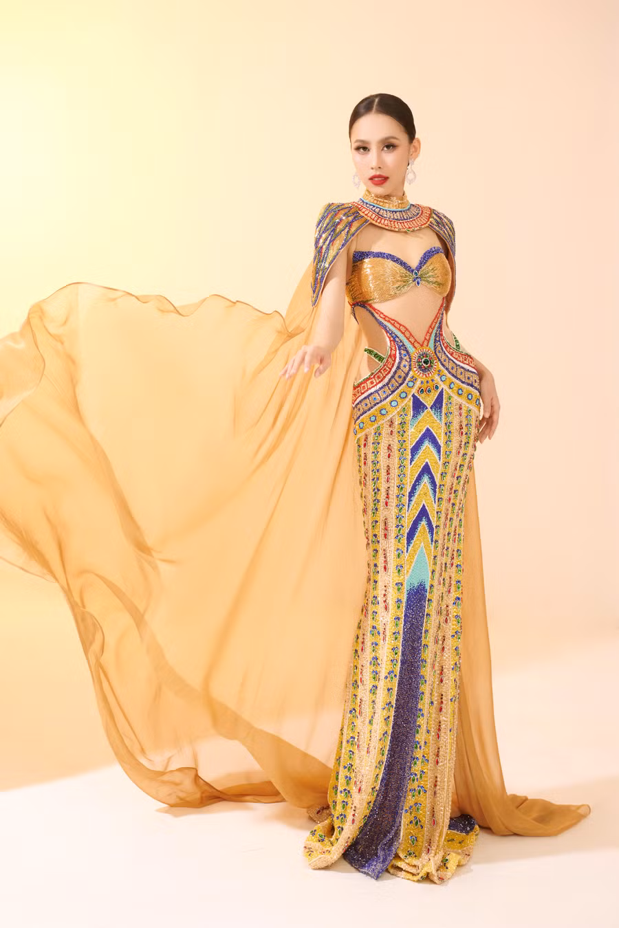 Ngọc Hằng khoe dáng mượt mà với chiếc váy dạ hội “Goddess wings”.