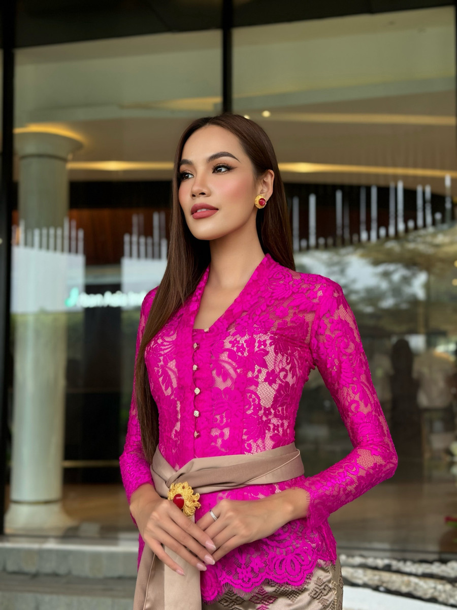 Sau đêm chung kết của Miss Grand International diễn ra vào cuối tháng 10, người đẹp sinh năm 1995 đã cùng top 10 bước vào chuỗi lịch trình dày đặc.