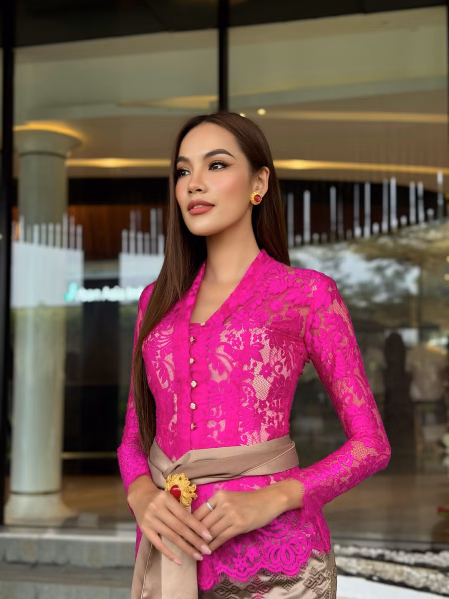 Sau đêm chung kết của Miss Grand International diễn ra vào cuối tháng 10, người đẹp sinh năm 1995 đã cùng top 10 bước vào chuỗi lịch trình dày đặc.