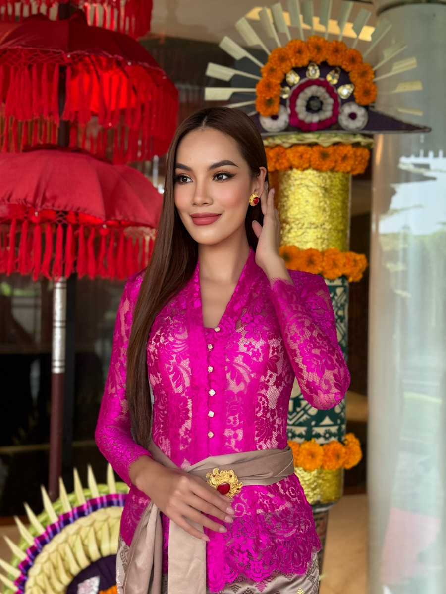 Lê Hoàng Phương đã hạ cánh tại Bali vào cuối tháng 11. Nhan sắc cùng vóc dáng của cô cũng trở thành tâm điểm chú ý của đông đảo người hâm mộ trên khắp diễn đàn sắc đẹp.