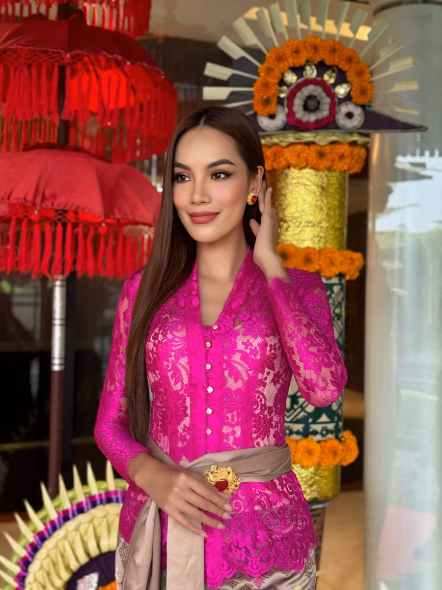 Lê Hoàng Phương đã hạ cánh tại Bali vào cuối tháng 11. Nhan sắc cùng vóc dáng của cô cũng trở thành tâm điểm chú ý của đông đảo người hâm mộ trên khắp diễn đàn sắc đẹp.