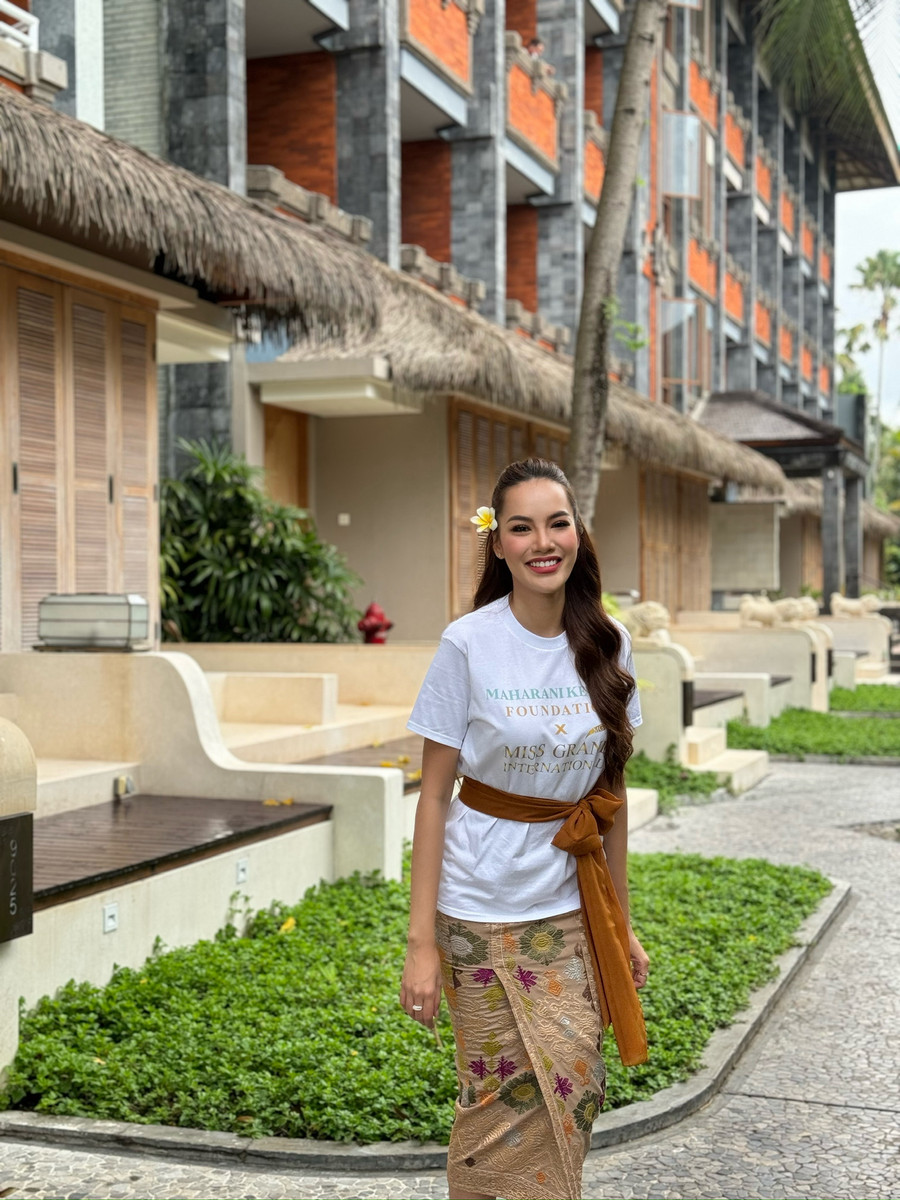 Trong chuyến đến Bali, Lê Hoàng Phương có nhiều cơ hội diện lên mình trang phục truyền thống của phụ nữ nước bạn. Cùng với đó, người đẹp chọn lối trang điểm tây, xõa tóc đơn giản để tôn nét đẹp của mình.