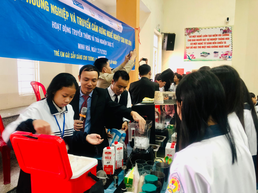 Các em học sinh tham gia hoạt động tại buổi truyền thông định hướng nghề. Các em học sinh tham gia hoạt động tại buổi truyền thông định hướng nghề.