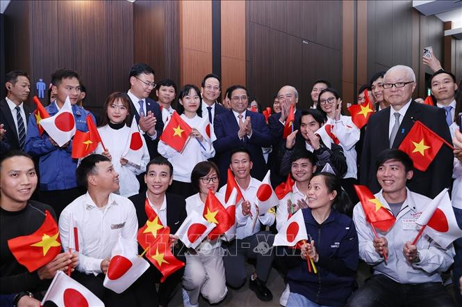 Thủ tướng Phạm Minh Chính chụp ảnh lưu niệm cùng người lao động Việt Nam đang làm việc tại Nhật Bản. Ảnh: Dương Giang/TTXVN. Thủ tướng Phạm Minh Chính chụp ảnh lưu niệm cùng người lao động Việt Nam đang làm việc tại Nhật Bản. Ảnh: Dương Giang/TTXVN.