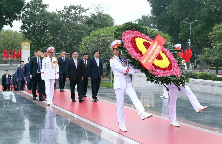 Thủ tướng Campuchia Samdech Moha Bovor Thipadei Hun Manet đặt vòng hoa tưởng niệm các Anh hùng Liệt sỹ. (Ảnh: Phạm Kiên/TTXVN) Thủ tướng Campuchia Samdech Moha Bovor Thipadei Hun Manet đặt vòng hoa tưởng niệm các Anh hùng Liệt sỹ. (Ảnh: Phạm Kiên/TTXVN)