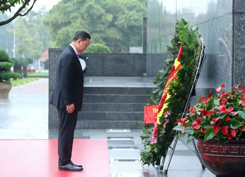 Thủ tướng Campuchia Samdech Moha Bovor Thipadei Hun Manet đặt vòng hoa viếng Chủ tịch Hồ Chí Minh. (Ảnh: An Đăng/ TTXVN) Thủ tướng Campuchia Samdech Moha Bovor Thipadei Hun Manet đặt vòng hoa viếng Chủ tịch Hồ Chí Minh. (Ảnh: An Đăng/ TTXVN)
