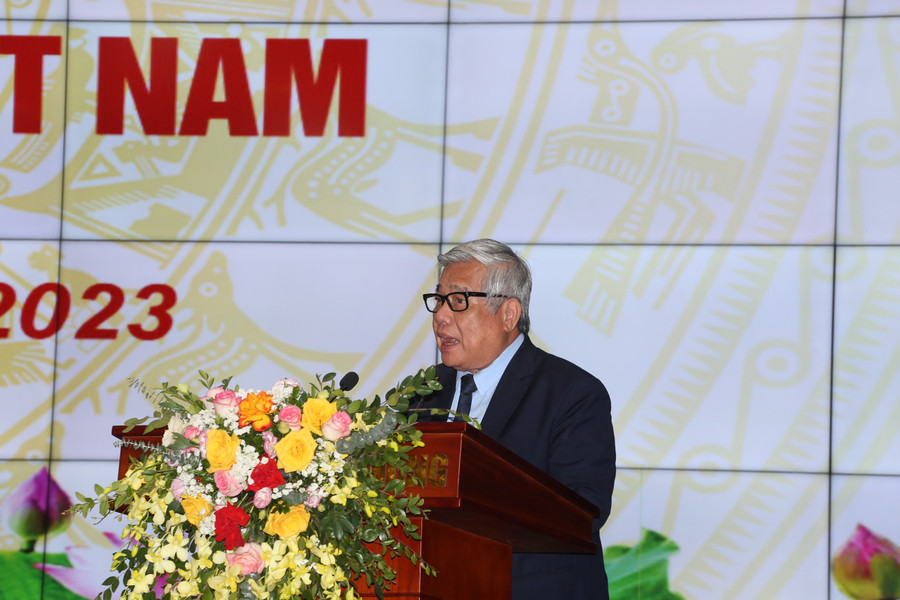 GS.TSKH Vũ Minh Giang nhấn mạnh, cần nhìn nhận triều Mạc bình đẳng, khách quan như các triều đại phong kiến khác ở Việt Nam. GS.TSKH Vũ Minh Giang nhấn mạnh, cần nhìn nhận triều Mạc bình đẳng, khách quan như các triều đại phong kiến khác ở Việt Nam.