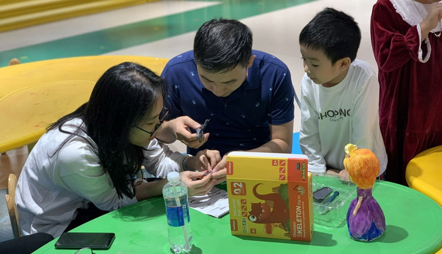 Mẹ trở thành tấm gương phản chiếu mẫu mực và sẵn sàng đồng hành cùng con là phương pháp giáo dục trẻ hiệu quả nhất. Mẹ trở thành tấm gương phản chiếu mẫu mực và sẵn sàng đồng hành cùng con là phương pháp giáo dục trẻ hiệu quả nhất.