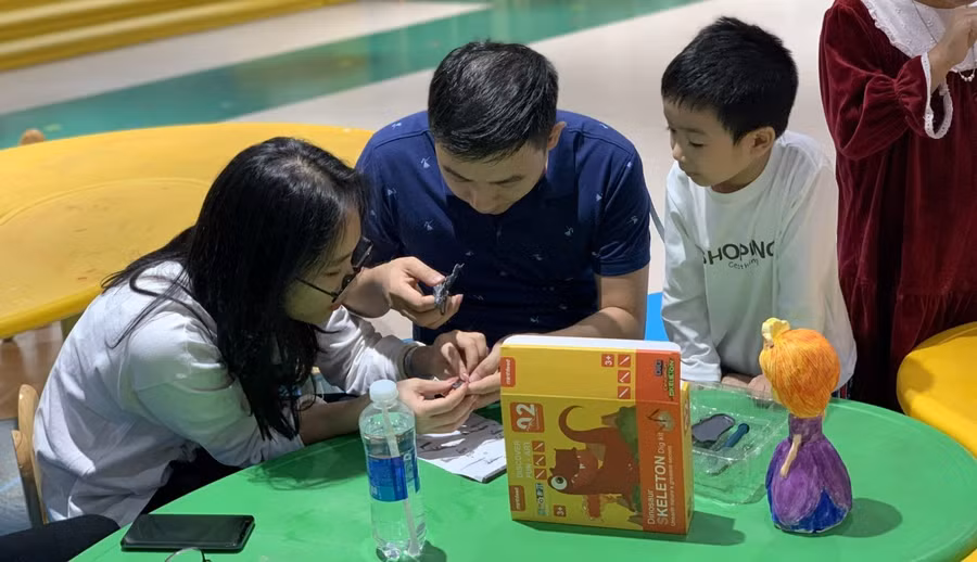 Mẹ trở thành tấm gương phản chiếu mẫu mực và sẵn sàng đồng hành cùng con là phương pháp giáo dục trẻ hiệu quả nhất.