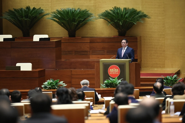 Thủ tướng Phạm Minh Chính truyền đạt chuyên đề: Tiếp tục đổi mới, nâng cao chất lượng chính sách xã hội, đáp ứng yêu cầu sự nghiệp xây dựng và bảo vệ Tổ quốc trong giai đoạn mới. (Ảnh: VGP/Nhật Bắc)