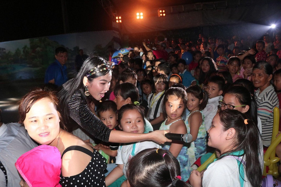 Các em nhỏ hào hứng tham đêm hội