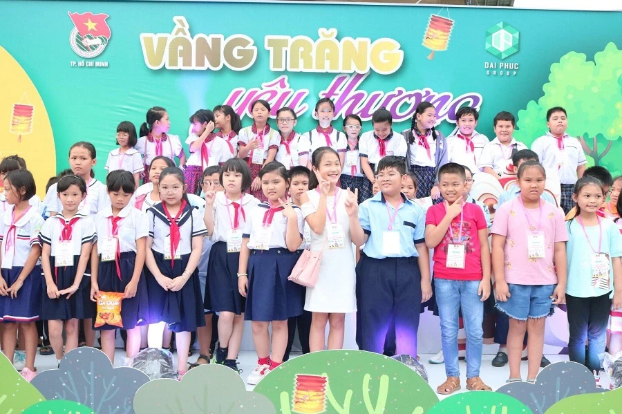 Đêm hội Trung thu Vầng trăng yêu thương năm 2019 với sự tham gia của hơn 2.000 bạn nhỏ tại TP.HCM