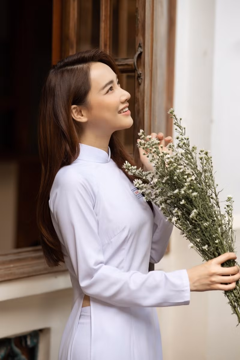 Trong 1990, nữ diễn viên Nhã Phương trong vai Nhã Ca – một nữ nhà văn trẻ lựa chọn kết hôn sớm và có một cậu con trai kháu khỉnh.