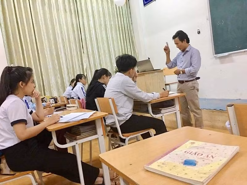 Một buổi học miễn phí môn Ngữ văn tại Trường THPT Đồng Lộc.