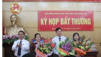 Bí thư Tỉnh ủy Bắc Kạn Hà Văn Khoát chúc mừng bà Hoa, ông Chinh và bà Thanh (tháng 10/2014).