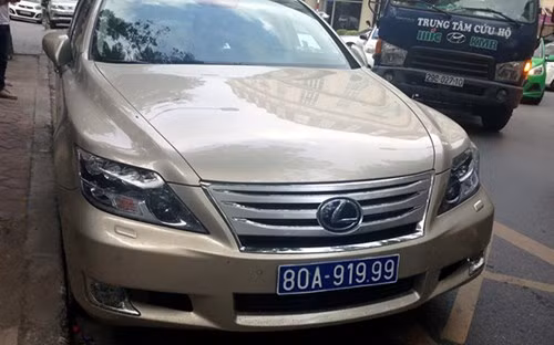 Tạm giữ xe siêu sang đeo biển siêu đẹp 80A-919.99 nghi là đồ giả ảnh 1