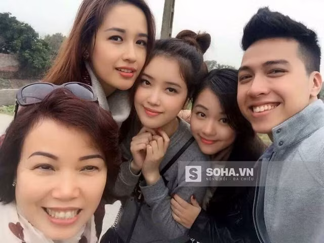  Mấy chị em trong gia đình Mai Phương Thúy khá thân thiết với nhau 