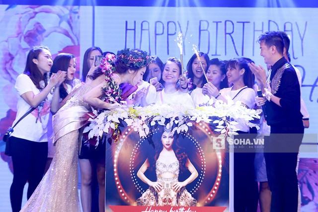 Giọt nước mắt đắt giá “cứu” cả Hà Hồ lẫn Đàm Vĩnh Hưng ảnh 19 Với những diễn biến nhẹ nhàng nhưng khá bất ngờ, concert Người tình mùa đông của Đàm Vĩnh Hưng trở nên thật ấm áp, thật tình cảm. Nó xóa đi định kiến rằng: Đàm chỉ biết bán vé bằng chiêu trò, bằng việc phô trương trên sân khấu.