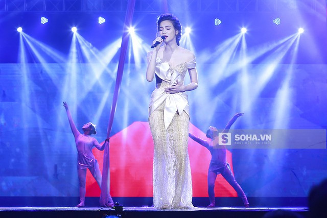 Giọt nước mắt đắt giá “cứu” cả Hà Hồ lẫn Đàm Vĩnh Hưng ảnh 14 Trước bất cứ scandal nào, cô luôn tỏ thái độ bình thản và im lặng. Chính vì lẽ đó, những giọt nước mắt bất chợt của Hà Hồ ngay trên sân khấu, trong vai 1 cô em gái bé nhỏ được người anh trai vỗ về an ủi bỗng khiến cái nhìn của công chúng về cô mềm đi rất nhiều.
