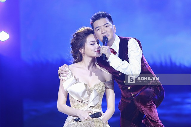 Giọt nước mắt đắt giá “cứu” cả Hà Hồ lẫn Đàm Vĩnh Hưng ảnh 5 Không hề bối rối, Mr. Đàm vừa tiếp tục hát, vừa vỗ về Hà Hồ như đang an ủi cô em gái bé nhỏ.