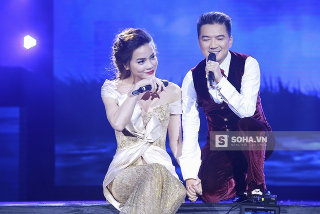 Giọt nước mắt đắt giá “cứu” cả Hà Hồ lẫn Đàm Vĩnh Hưng ảnh 9 Sau vài phút xúc động, Hà Hồ nhanh chóng gạt nước mắt, lấy lại nụ cười tươi tắn trên môi, cùng Mr. Đàm hoàn thành ca khúc đang hát dở.