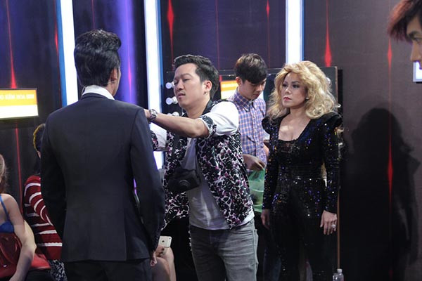 Đồng nghiệp bất ngờ về hành động của Trấn Thành ảnh 5 Ngoài Trấn Thành, Trường Giang cũng nhanh nhảu nâng khăn sửa túi của giám khảo Hoài Linh.