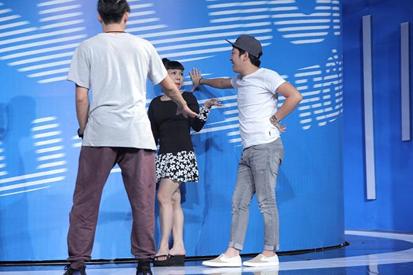 Đồng nghiệp bất ngờ về hành động của Trấn Thành ảnh 11 Một vài hình ảnh vui nhộn của Trường Giang, Việt Hương khi diễn thử trên sân khấu chính.