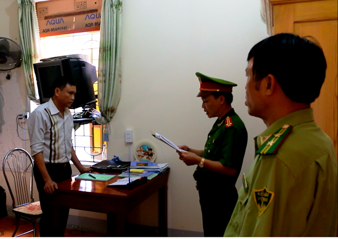 Công an đọc lệnh bắt giam, khám xét nơi ở và làm việc của ông Tục (áo trắng). Ảnh: Công an cung cấp. Công an đọc lệnh bắt giam, khám xét nơi ở và làm việc của ông Tục. Ảnh: Công an cung cấp.