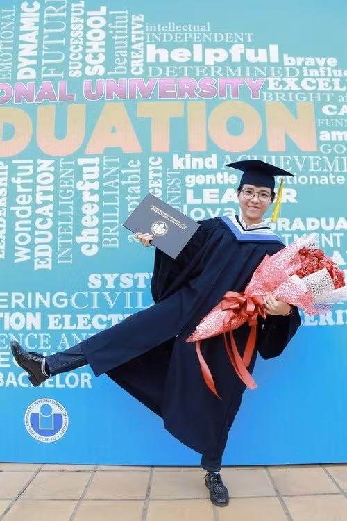 4 ca si viet co bang dai hoc “chang lien quan” hinh anh 3