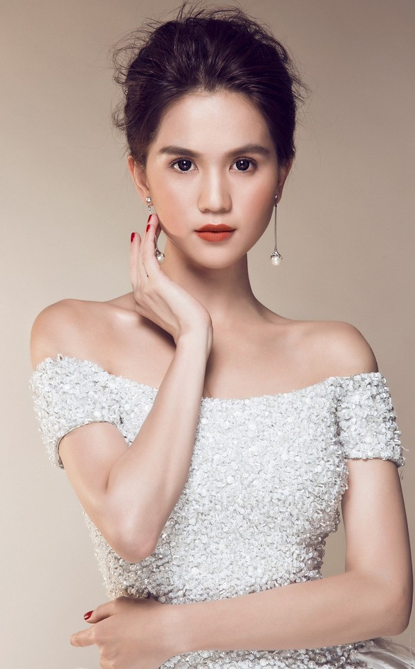 Ngọc Trinh tung "ảnh nóng", dân tình được phen "bỏng mắt"