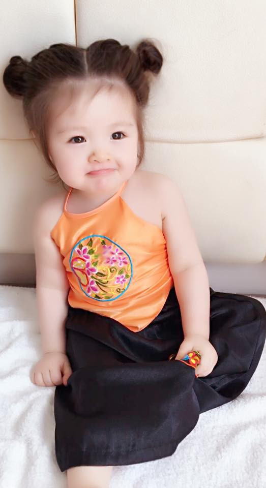 Bé Cadie Mộc Trà xinh xắn diện yếm đào 6 Bé Cadie Mộc Trà xinh xắn diện yếm đào 6