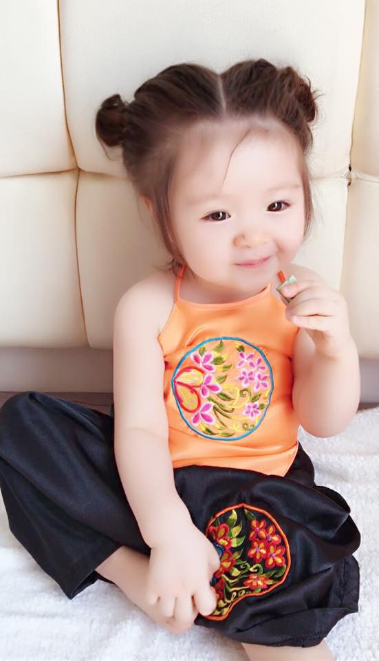 Bé Cadie Mộc Trà xinh xắn diện yếm đào 5 Bé Cadie Mộc Trà xinh xắn diện yếm đào 5