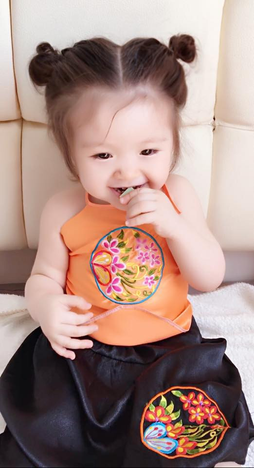 Bé Cadie Mộc Trà xinh xắn diện yếm đào 2 Bé Cadie Mộc Trà xinh xắn diện yếm đào 2