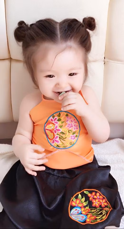 Bé Cadie Mộc Trà xinh xắn diện yếm đào 2