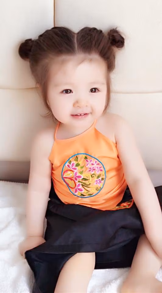 Bé Cadie Mộc Trà xinh xắn diện yếm đào 10