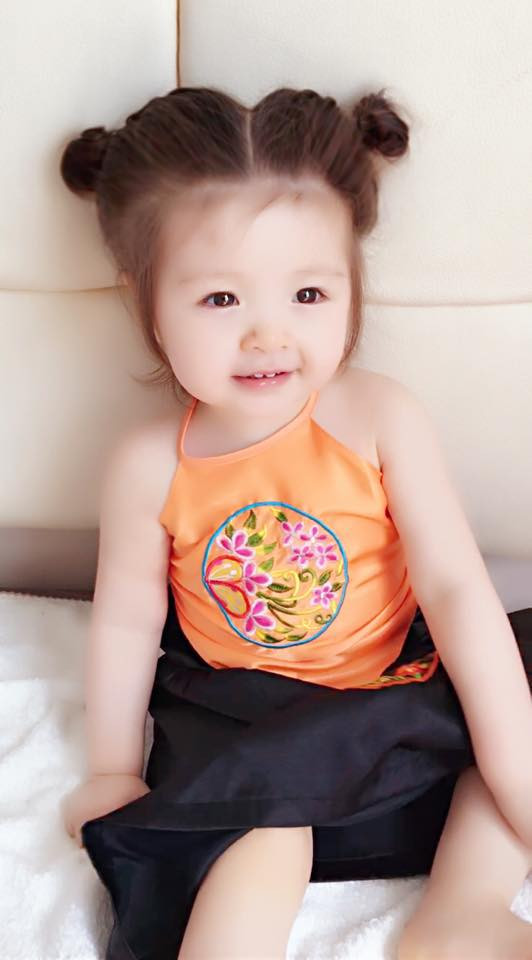 Bé Cadie Mộc Trà xinh xắn diện yếm đào làm “Thị Nở“